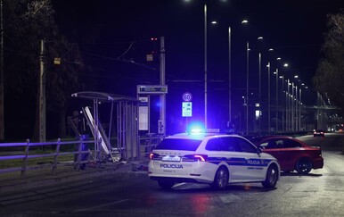 BMW-om se zabio u tramvajsku stanicu, policija nam otkrila detalje: U nesreći ozlijeđena 18-godišnja pješakinja i vozač