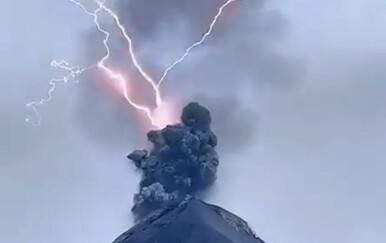 Snimili prirodni fenomen od kojeg se ledi krv u žilama, pogledajte veličanstveni prizor