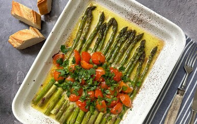 Pečene šparoge s rajčicama: Lagani mediteranski prilog gotov za 30 minuta