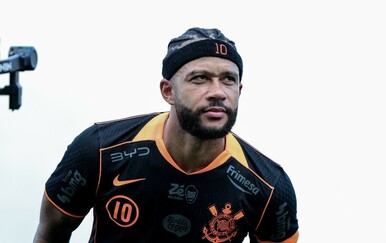 Rekorder nogometne velesile šokirao ponašanjem: Trener ga zamijenio, a on uzeo - mobitel