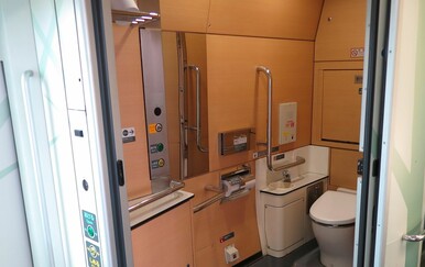 Otkrila "tajni pretinac" u WC-u aviona i svoje otkriće podijelila je na društvenim mrežama