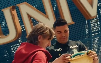 Casemiro poklonio Luki Modriću brazilski dres s brojem 10: "Moraš igrati za nas"