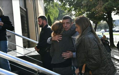 Beograd: Dječak ubojica iz bolnice odveden na sud, sakrili ga ispod kišobrana