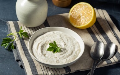 Savršen dodatak pečenju: Recept za brzinski umak od hrena koji poboljšava okus jela