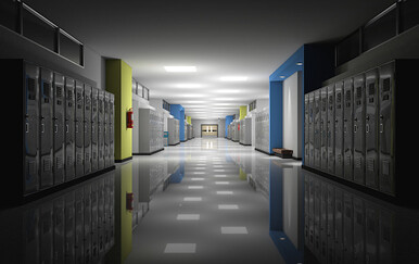 Učenik (13) nožem izbo profesoricu na školskom hodniku: Nosio je majicu na kojoj je pisalo "osveta"