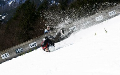 Stravičan pad na Planici! Skakač pao na glavu u velikoj brzini, nije se pomaknuo nakon pada