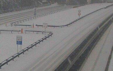 Stigla velika promjena vremena: Snijeg zatrpao autocestu, neka vozila ne mogu prema moru