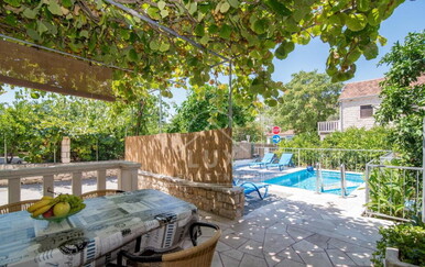 Prodaje se kuća s bazenom u Sutivanu na Braču