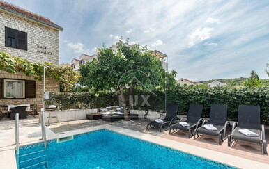 Prodaje se kuća s bazenom u Sutivanu na Braču