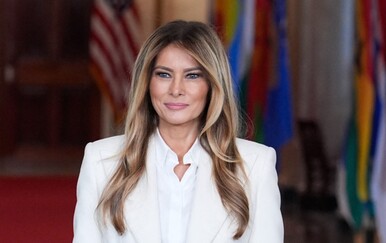 Melania Trump na summitu Fostering the Future Together Global Coalition Summit 2026. u bijelom odijelu i cipelama