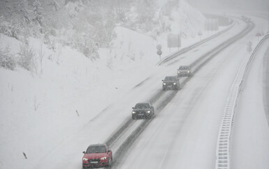 Stigla velika promjena vremena: Snijeg zatrpao autocestu, neka vozila ne mogu prema moru