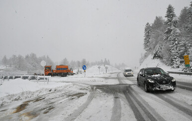 Stigla velika promjena vremena: Snijeg zatrpao autocestu, neka vozila ne mogu prema moru