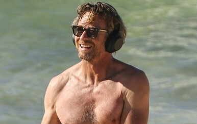 Simon Baker u 57. izgleda bolje nego ikad: plaža, mišići i osmijeh koji ne blijedi