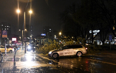 Potpuni kaos zbog nevremena: Stablo palo na prugu, tramvaji stoje