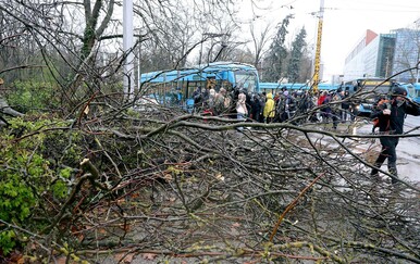 Kaos zbog olujnog vjetra: Dijelovi autocesta zatvoreni. Nema nastave u školama