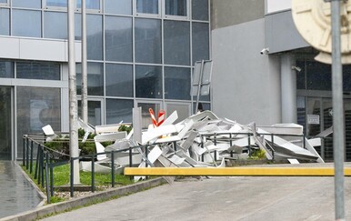 Nevrijeme oštetilo nadstrešnicu na Rebru