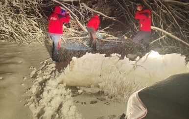 FOTO Obitelj sa četvero djece zapela u snijegu, ostali i bez goriva