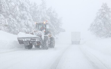 FOTO/VIDEO DHMZ izdao novo upozorenje, rastu vodostaji: Snijeg paralizirao promet prema Rijeci