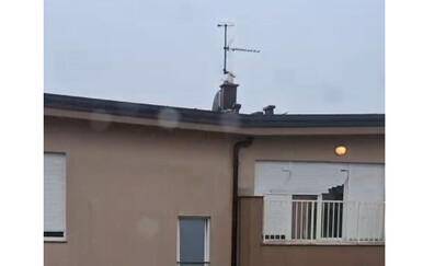 VIDEO Snažni udari vjetra ozbiljno ljuljaju dimnjak na zgradi