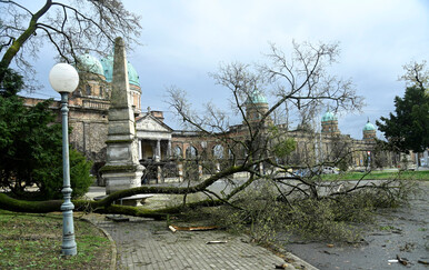 Velika šteta zabilježena je i na groblju Mirogoj nakon razorne oluje
