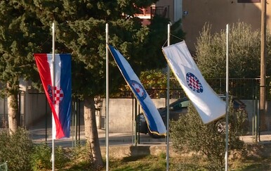 VIDEO Na malom poluotoku nasuprot Splita postoji stadion za 5.000 ljudi: Na Googleu ima zanimljivo ime