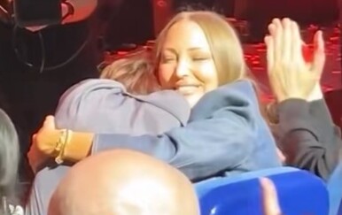 Jakov Jozinović Aleksandri Prijović na koncertu darovao ružu