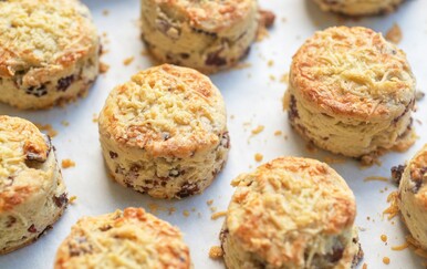 Hrskavi i preliveni medenim maslacem: Domaći kruščići sa sirom koje ćete obožavati