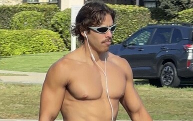 Isklesani prizori Josepha Baena, sina Arnolda Schwarzeneggera kojega je dobio s kućnom pomočnicom