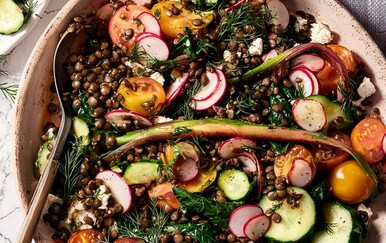 Salata od leće, feta sira i povrća recept