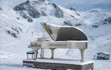 Neobičan prizor u Alpama: Klavir usred skijališta kao uspomena na jedini nastup Beatlesa u Austriji