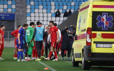 FOTO Šok u Osijeku: Izbornik turske U-21 reprezentacije srušio se na klupi, utakmica prekinuta