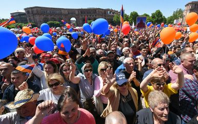 Armenski vođa prosvjeda poručuje eliti: Odstupite ili vas čeka cunami! (Foto: AFP)