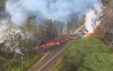 Otvorile se nove pukotine u blizini vulkana (Screenshot: Reuters)