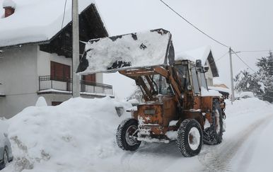 Čišćenje snijega u Ogulinu (Foto/Arhiva: Kristina Stedul Fabac/PIXSELL)