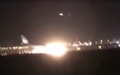 Avion prepun putnika zbog kvara hitno sletio na nos, plamen osvijetlio cijelu pistu (Screenshot YouTube)