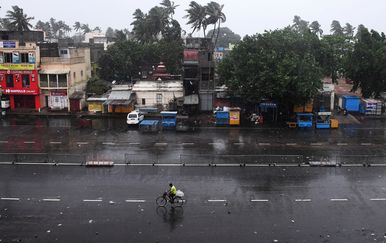 Indija, ciklon Fani (Foto: Dibyangshu SARKAR / AFP)