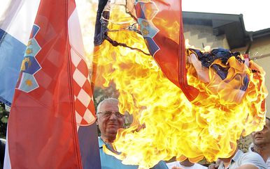 Vojislav Šešelj pali hrvatsku zastavu (Foto: AFP)