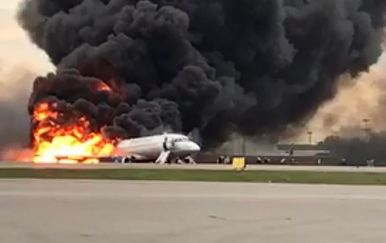 Avion u plamenu na moskovskom aerodromu (Foto: AFP)