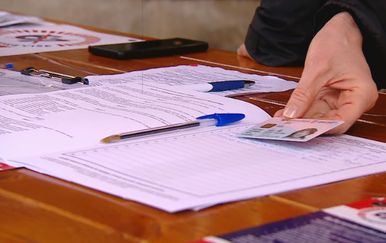 Prikupljanje potpisa za referndum (Foto: Dnevnik.hr)