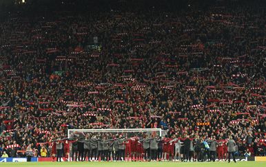 Igrači Liverpoola pjevaju s navijačima (Foto: AFP))