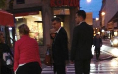 Plenković s volonterima (Screenshot: Twitter/GONG)