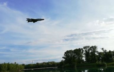 MiG-21 HRZ-a u brišućem letu iznad jarunskog jezera (Screenshot: Dnevnik.hr)