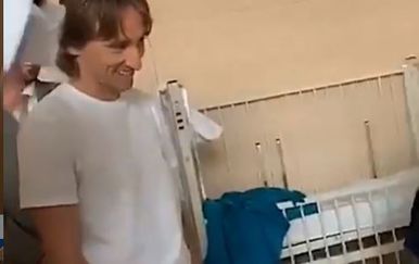 Luka Modrić u Kuvajtu posjetio dječju bolnicu (Screenshot)