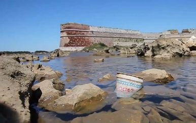 Plastična čaša stara 25 godina - 1