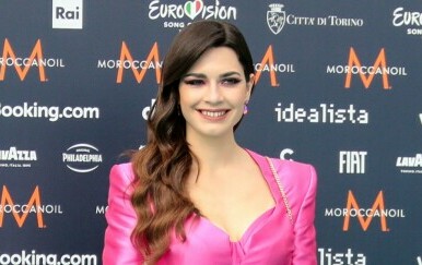 Mia Dimšić na tirkiznom tepihu na otvorenju Eurosonga u Torinu