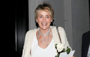 Sharon Stone u bijeloj haljini i tenisicama brenda Dolce & Gabbana - 1