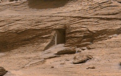 Formacija u stijeni na Marsu izgleda poput umjetno napravljenog prolaza