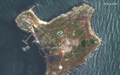 Satelitske snimke Zmijskog otoka, 12. svibnja - 5
