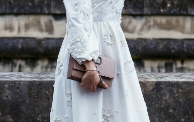 Bijela haljina u pariškom street style izdanju