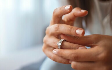 Žena skida prsten